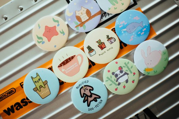 Choisir le meilleur badge enfant pour votre petit héros